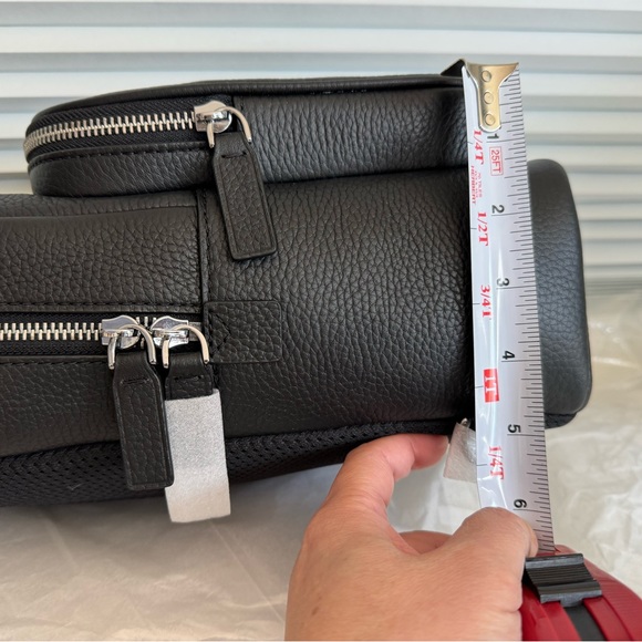 Michael Kors Men’s Cooper Black Leather Commuter Sling Pack Crossbody Bag - Picture 3 of 9